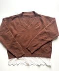 Sweater café con aplicación.