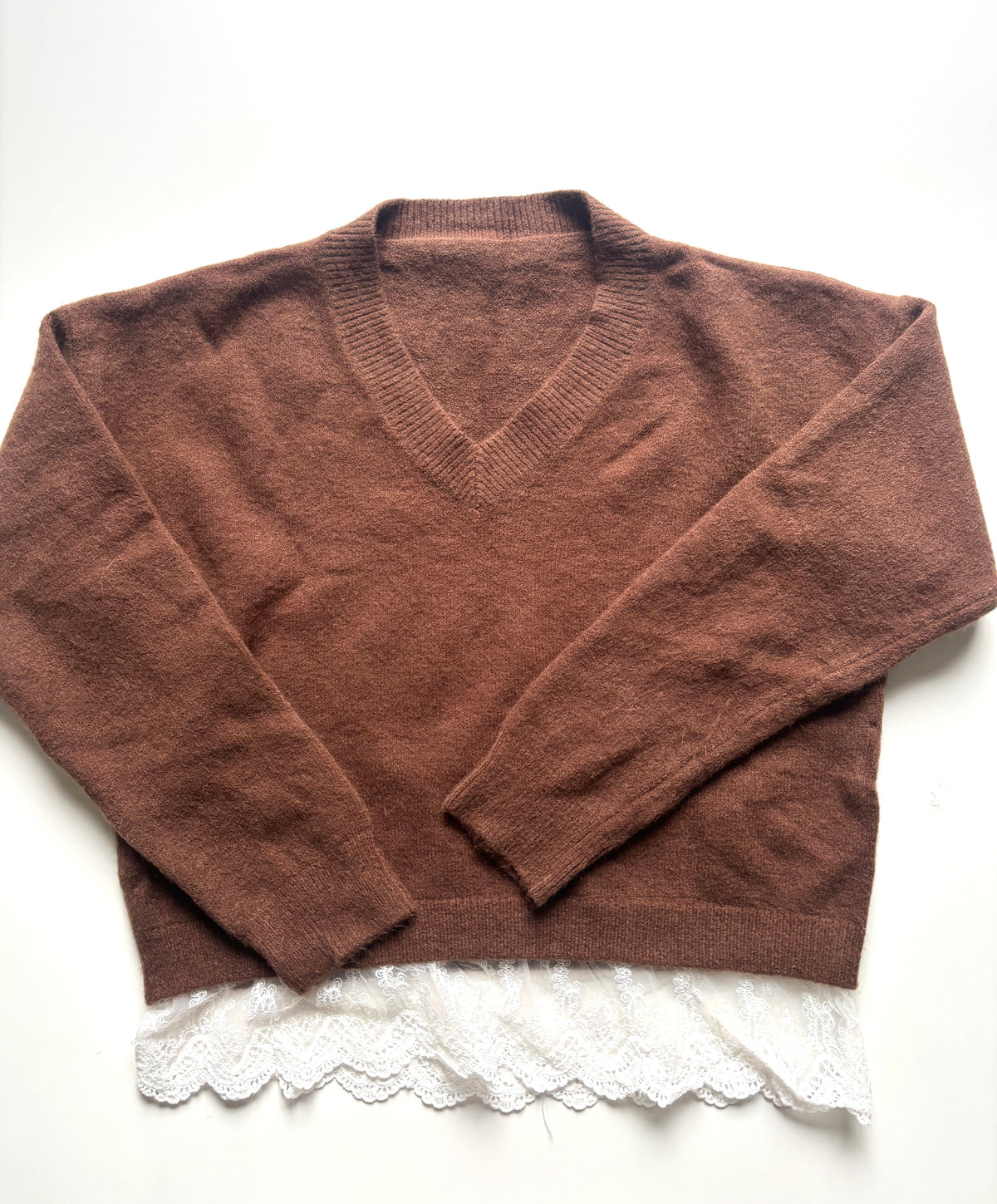 Sweater café con aplicación.