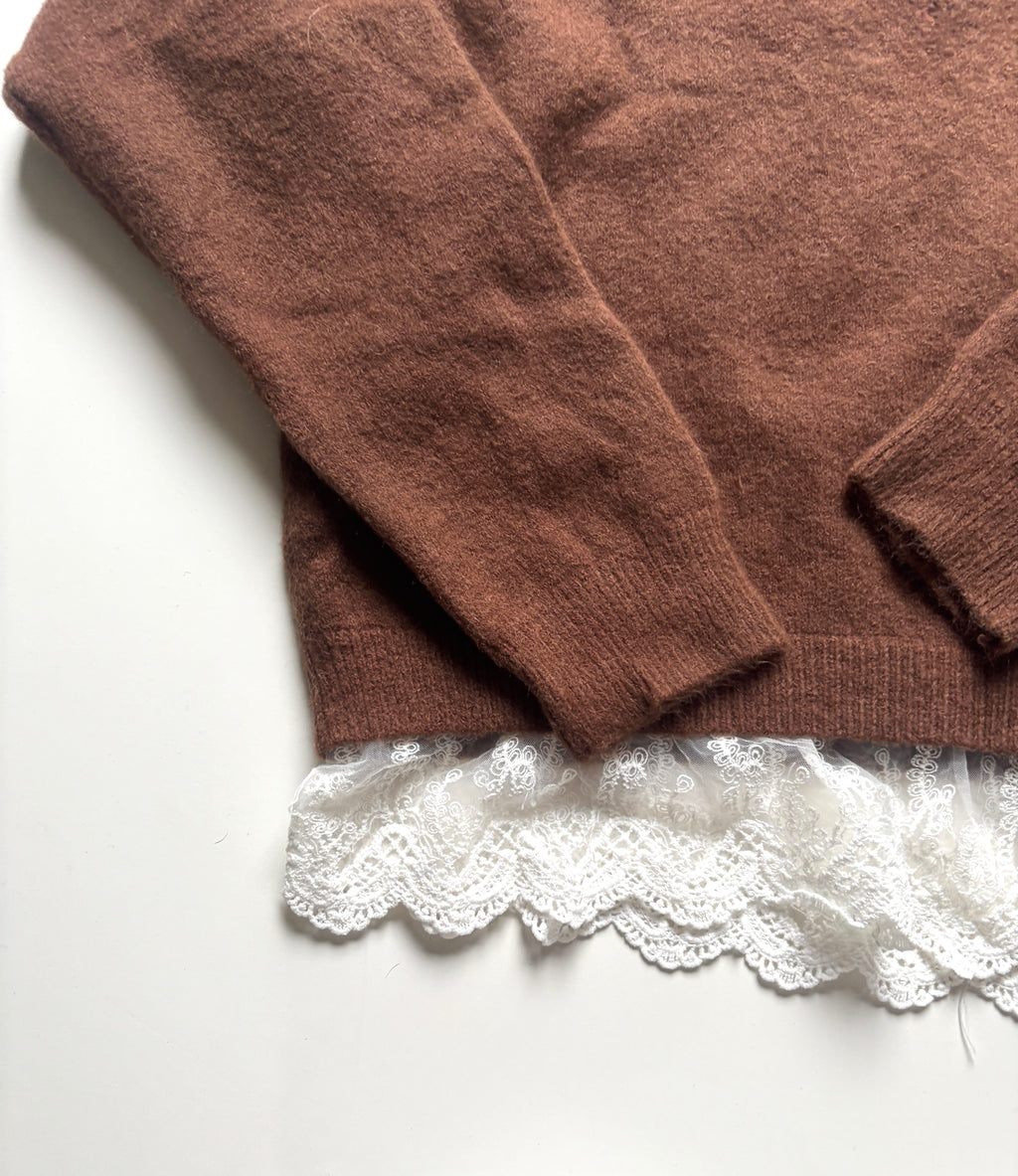 Sweater café con aplicación.