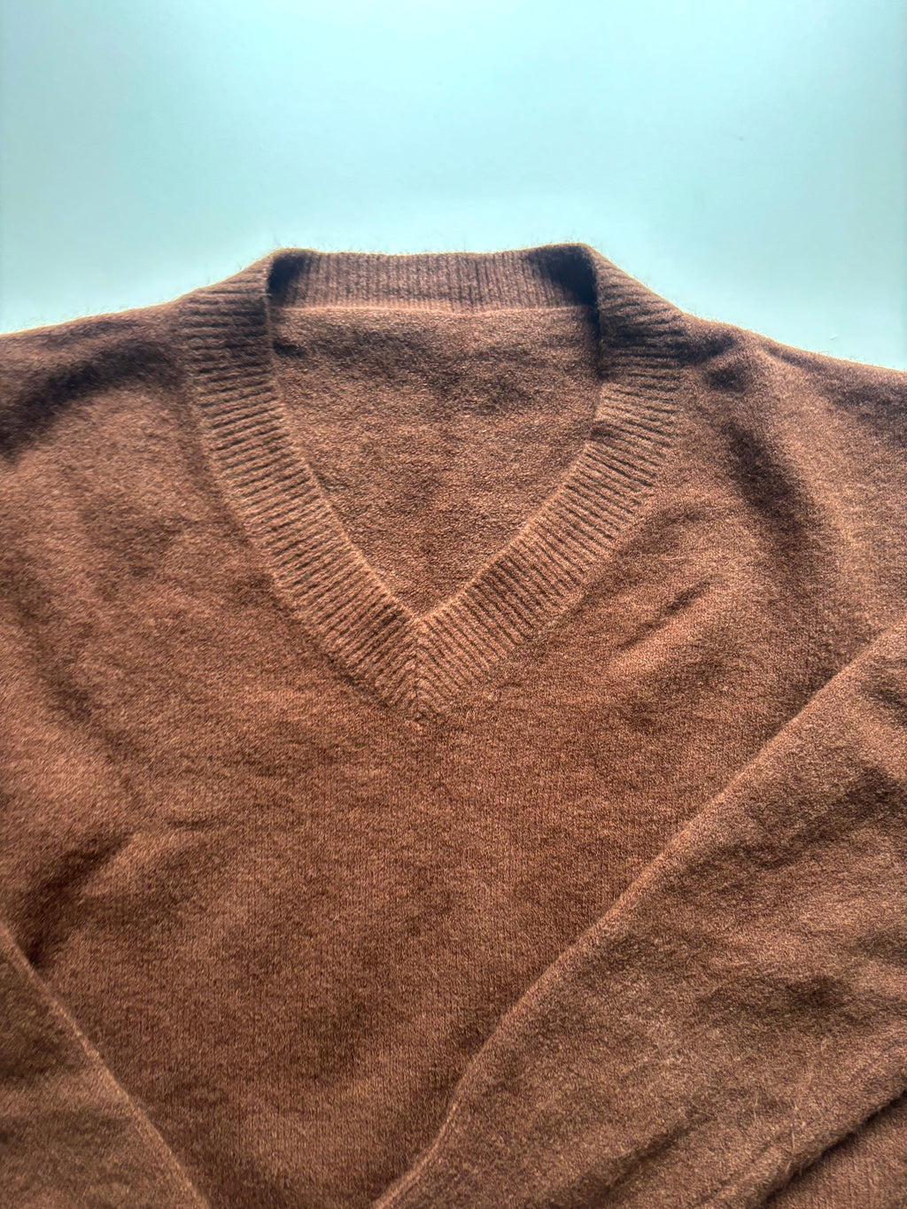 Sweater café con aplicación.