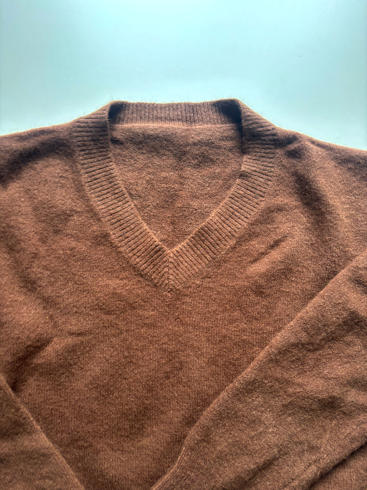Sweater café con aplicación.